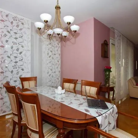 Spacious Three-bedroom With Balconies شقة