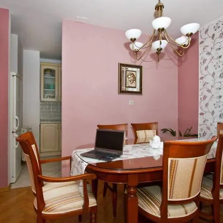 Spacious Three-bedroom With Balconies شقة *